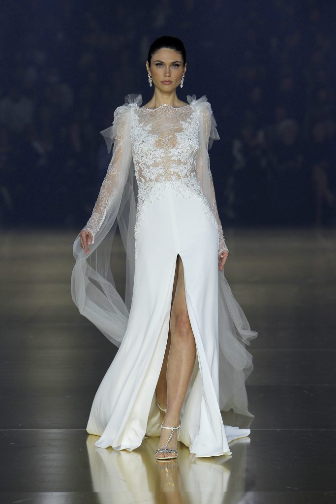In questa foto la modella indossa un abito da sposa a sirena con tacco frontale 2023.