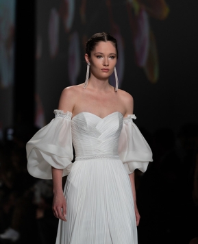 Abiti da sposa con maniche 2023, i più chic in passerella