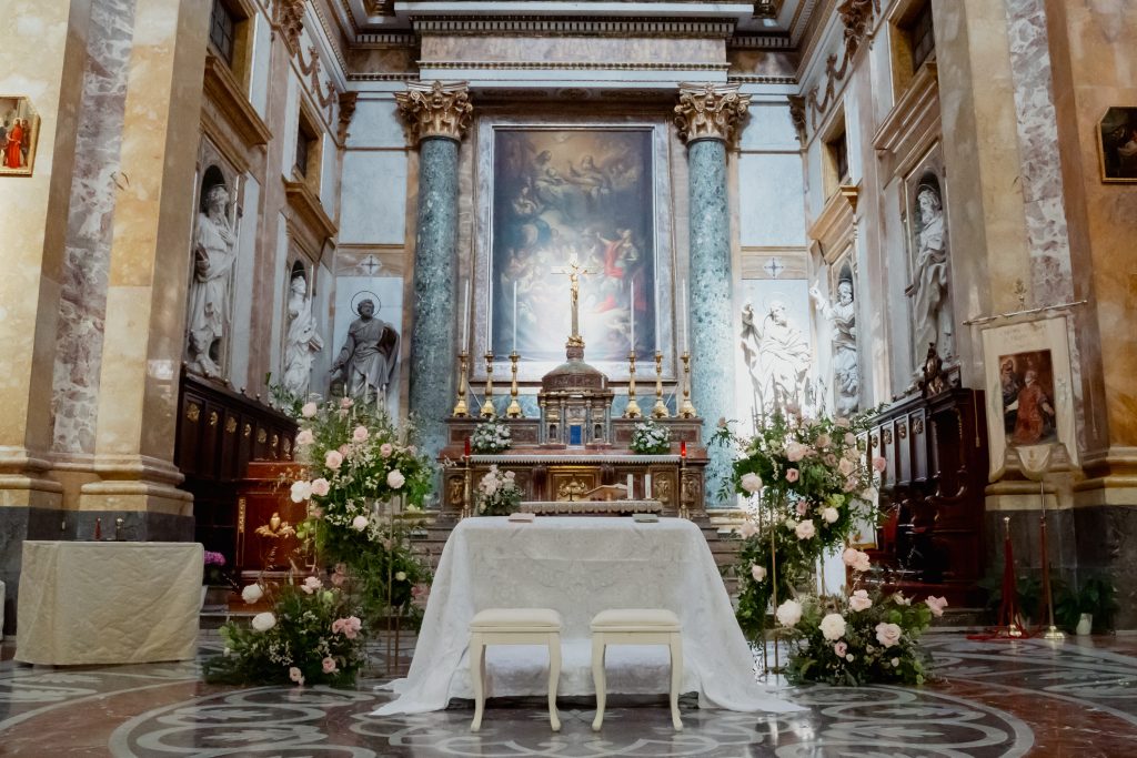 In quest'immagine l'allestimento floreale in chiesa delle nozze di Paola Pizzo e Carlo Averna