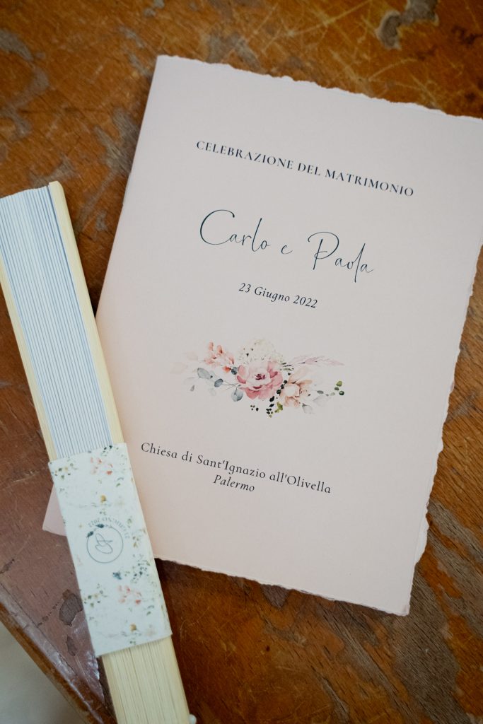 In questa immagine il libretto chiesa e il ventaglio del matrimonio