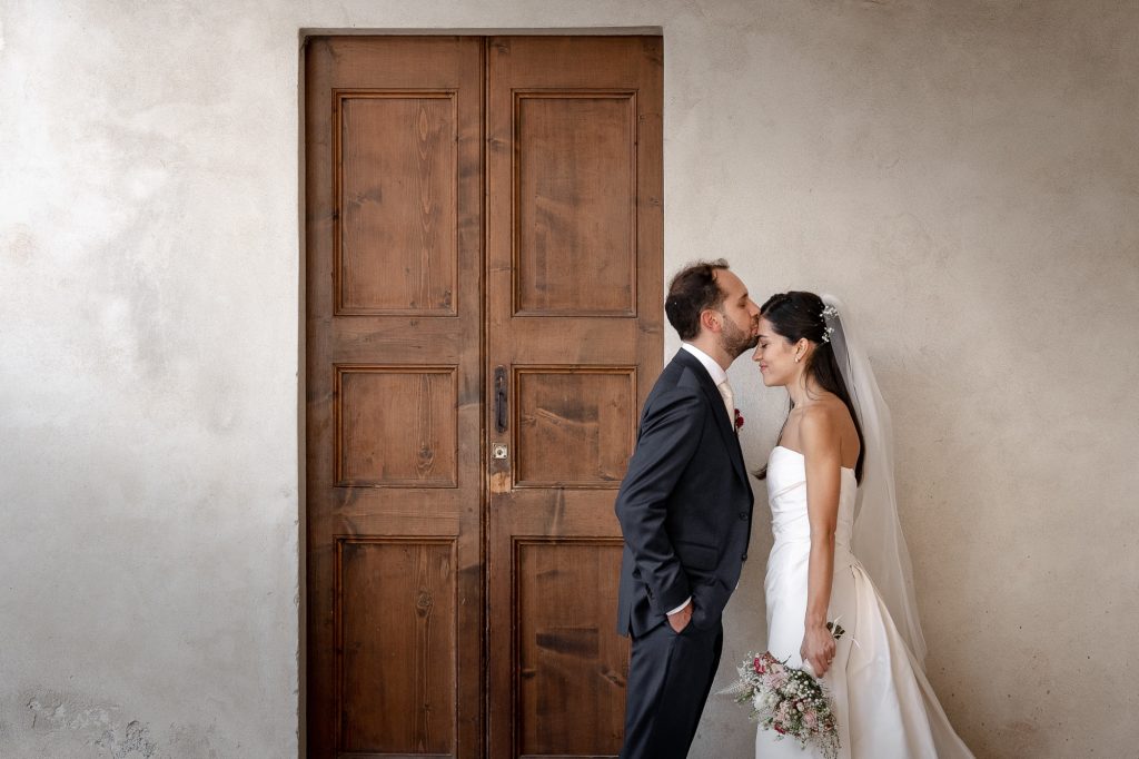 In questa immagine un romantico momento di un matrimonio realizzato da Alessio Arrigoni 