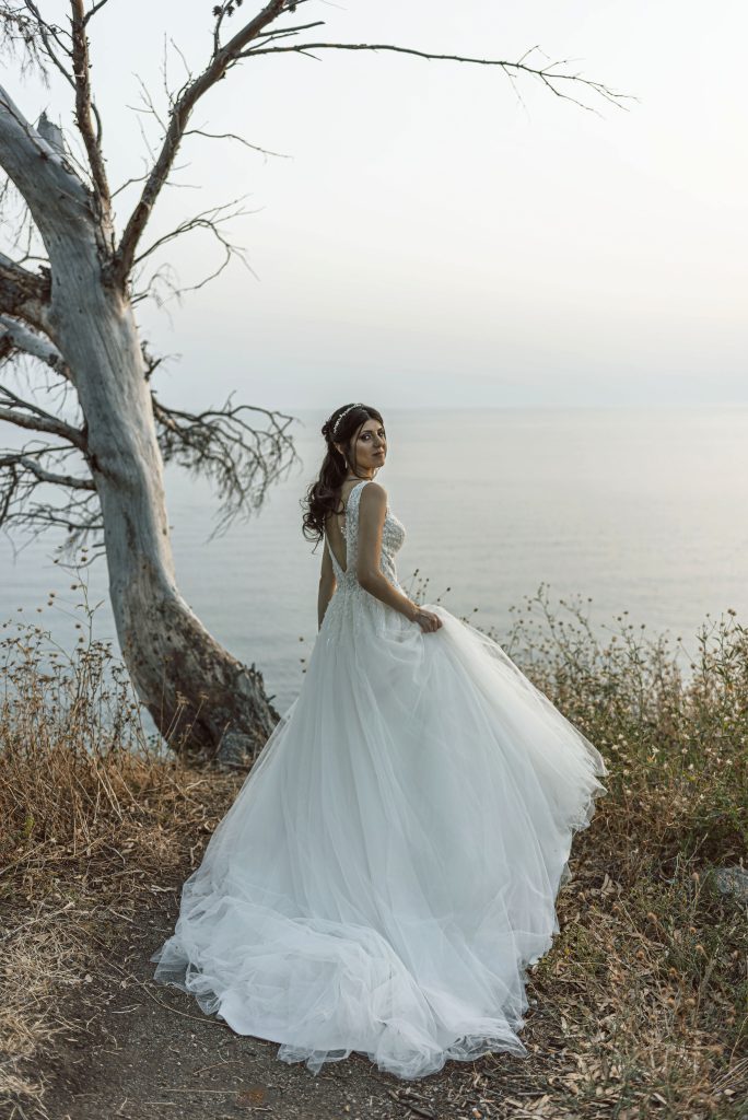 In questa immagine un romantico momento di un matrimonio realizzato da Annachiara Viola 