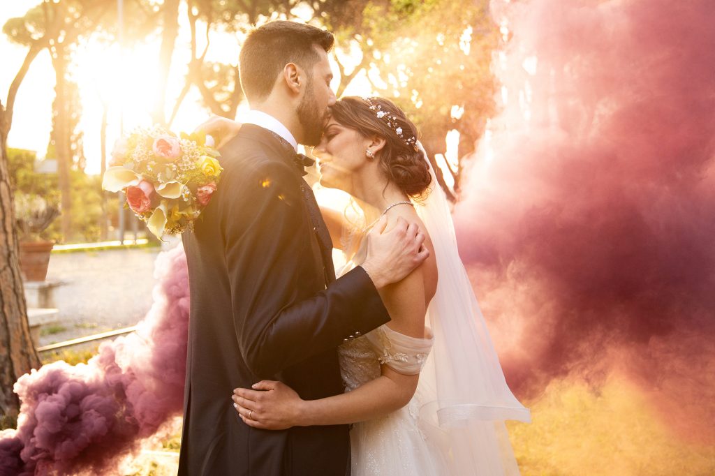 In questa immagine un romantico momento di un matrimonio realizzato da Carmela Fasano 