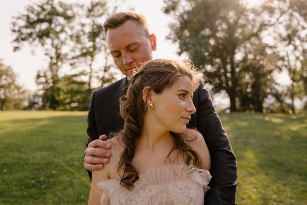 In questa immagine un romantico momento di un matrimonio realizzato da Elena Onti 