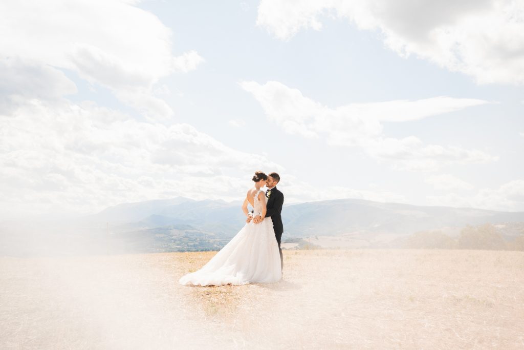 In questa immagine un romantico momento di un matrimonio realizzato da Eugenio Orrei 