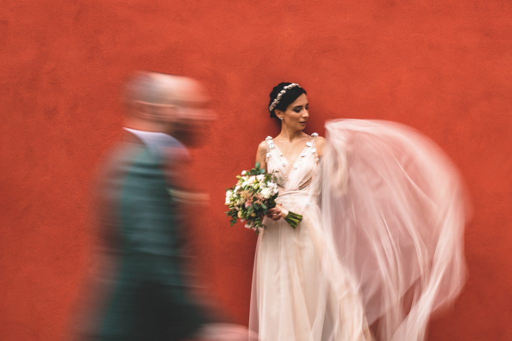 In questa immagine un romantico momento di un matrimonio realizzato da Francesco Brunello