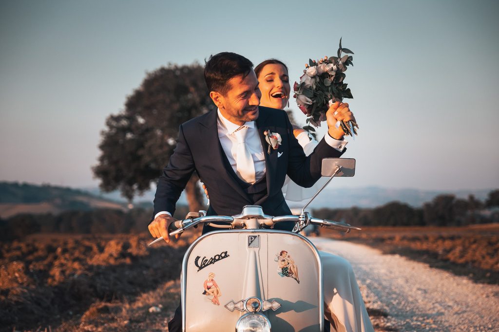 In questa immagine un romantico momento di un matrimonio realizzato da Giacomo Attili 