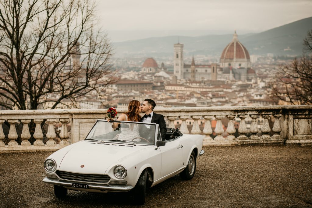 In questa immagine un romantico momento di un matrimonio realizzato da Laura Barbera