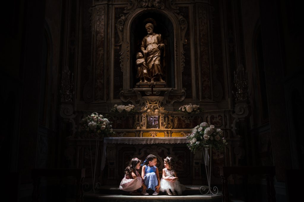 In questa immagine un romantico momento di un matrimonio realizzato da Luigi Porzia