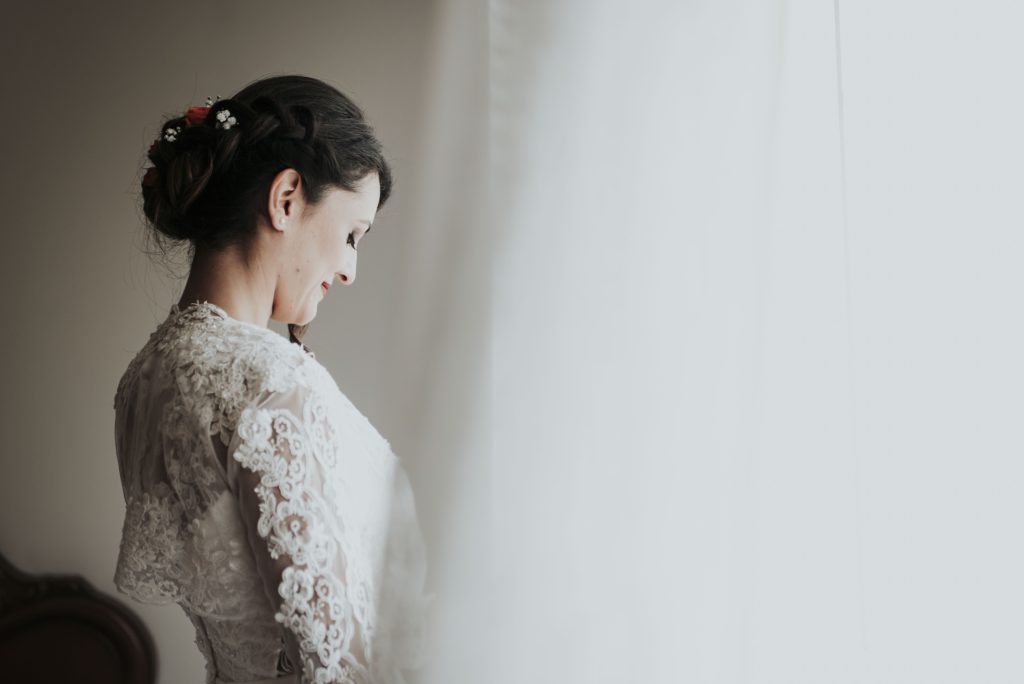 In questa immagine un romantico momento di un matrimonio realizzato da Lumens Studio Fotografico