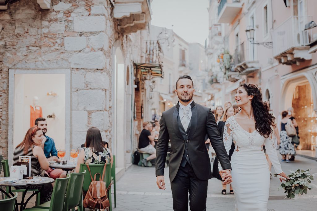 In questa immagine un romantico momento di un matrimonio realizzato da Marco Aldo Vecchi 