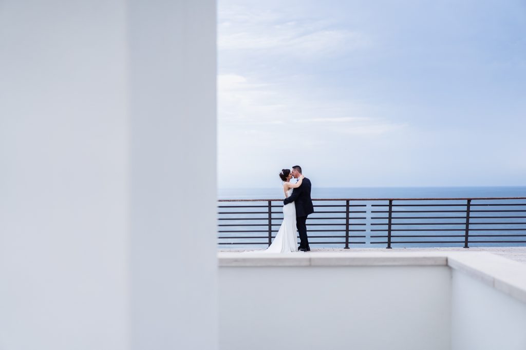 In questa immagine un romantico momento di un matrimonio realizzato da Sira Falso