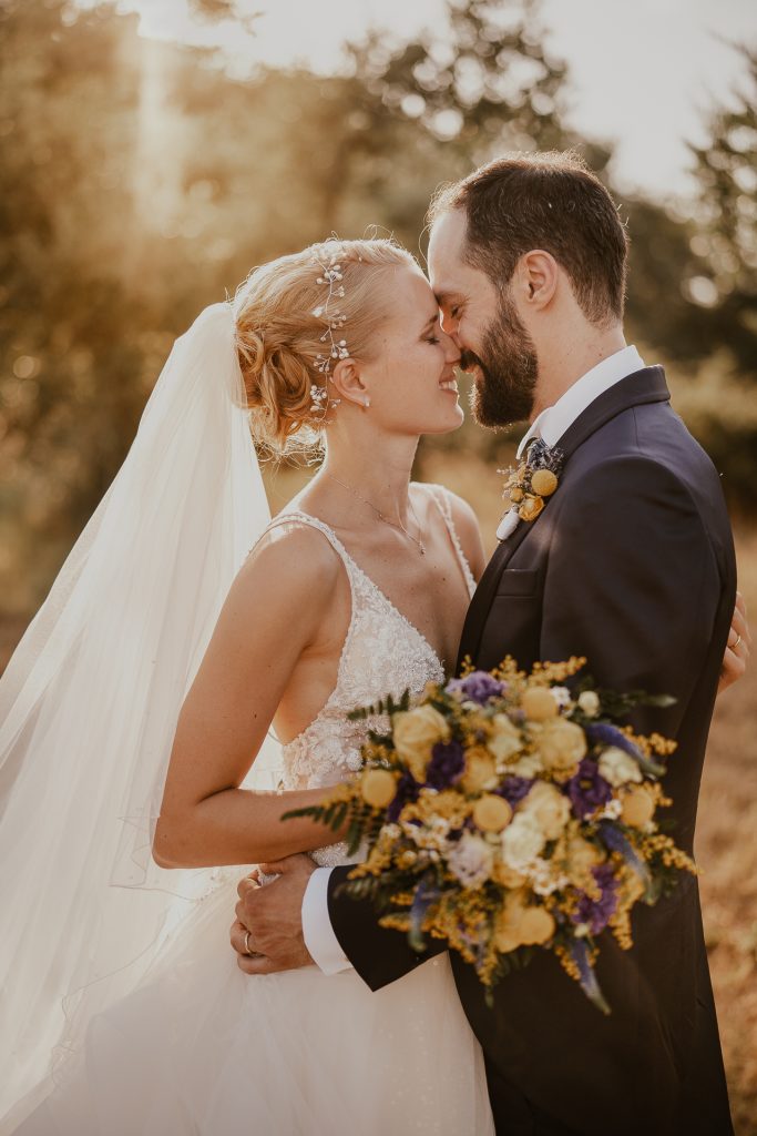 In questa immagine un romantico momento di un matrimonio realizzato da SPB Studio Fotografico