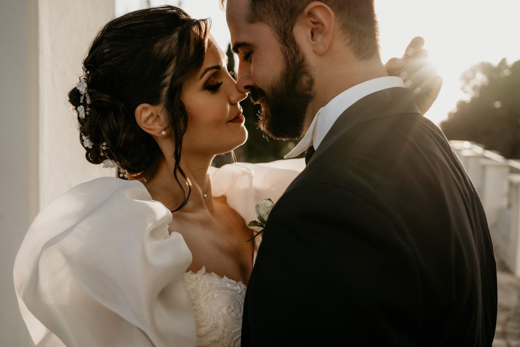 In questa immagine un romantico momento di un matrimonio realizzato da VDA Studio 