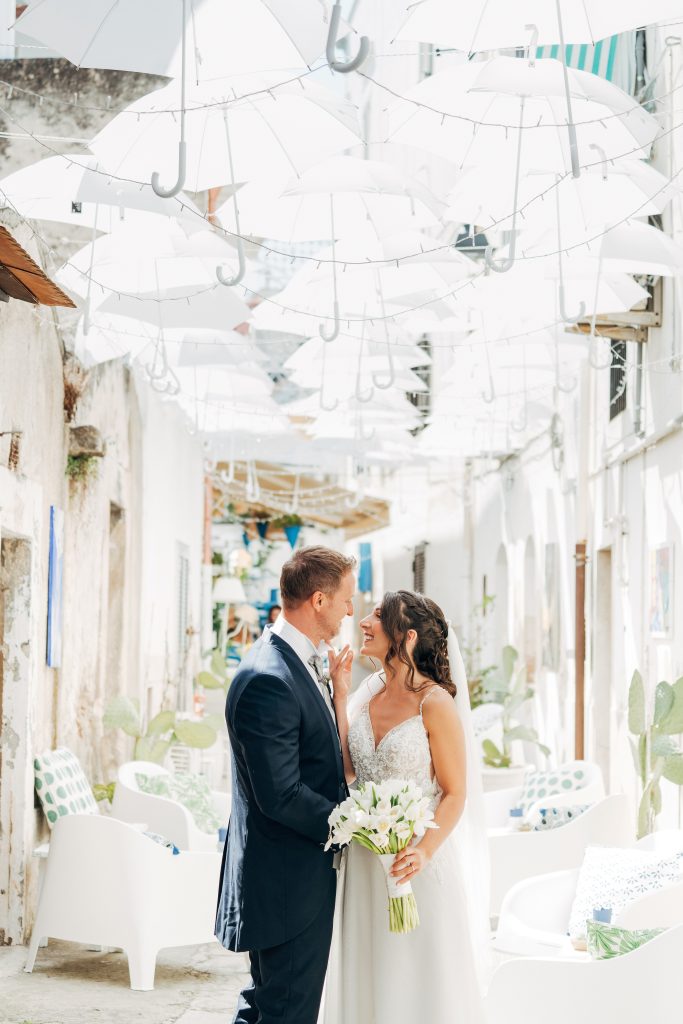 In questa immagine un romantico momento di un matrimonio realizzato da Vitulano Photostudio 