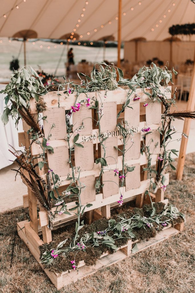 In questa foto un tableau di matrimonio in stile Country Chic creato con un pallet di legno