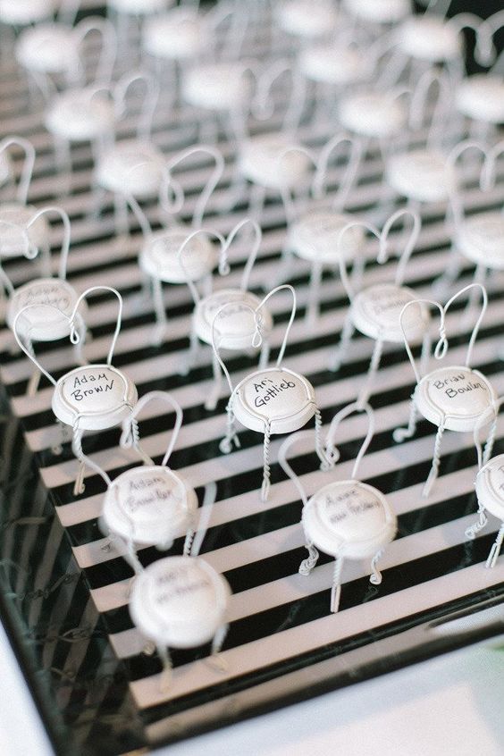 In questa foto un tableau di matrimonio fai da te con tappi di bottiglie in alluminio di colore bianco