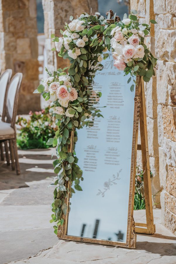 In questa foto un tableau matrimonio con specchio e cornice colore oro