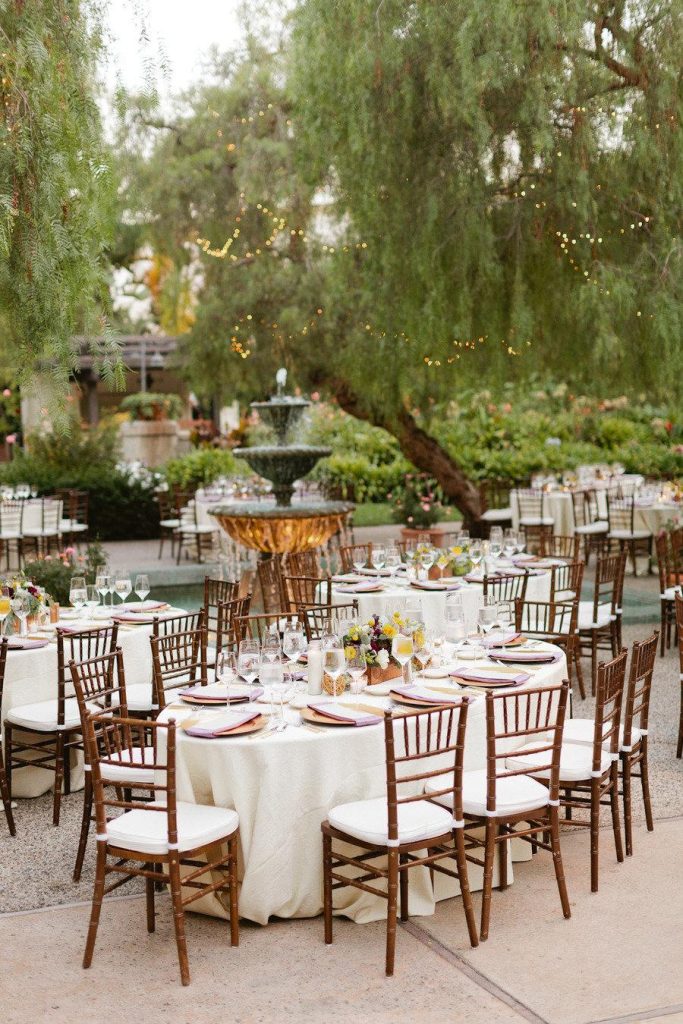 In questa foto un ricevimento di nozze con tavoli ovali e sedia chiavarine in legno