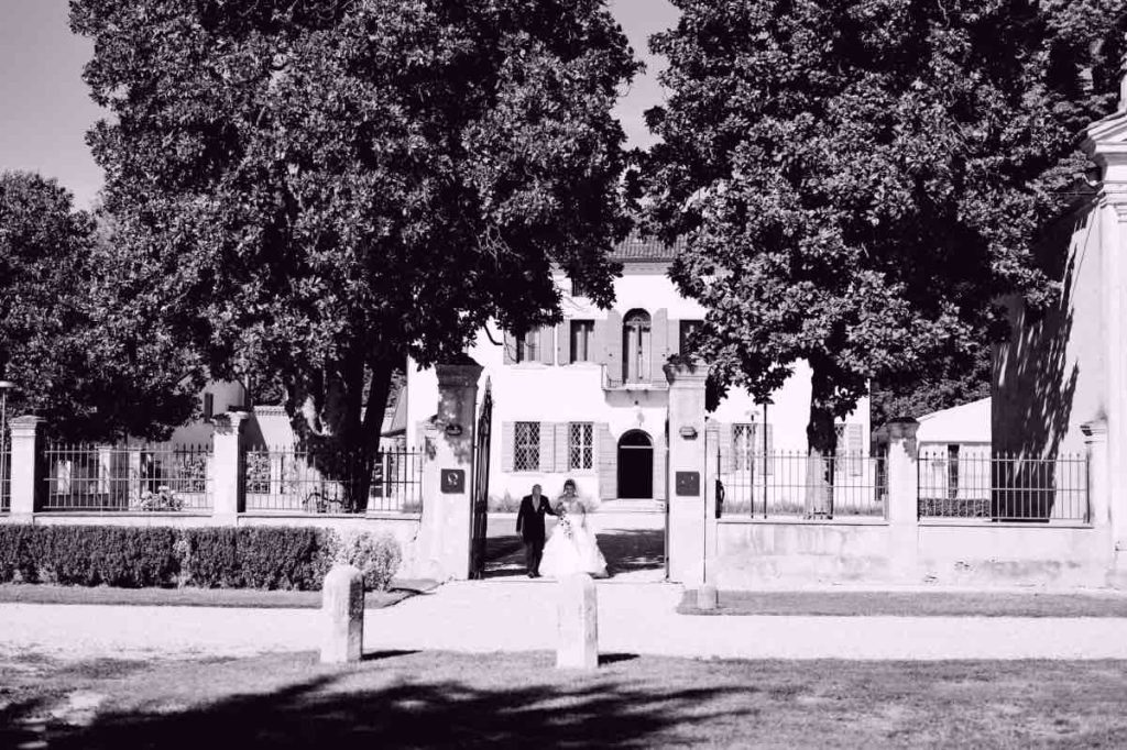 In questa foto un matrimonio a Villa Ormaneto: l'entrata della location