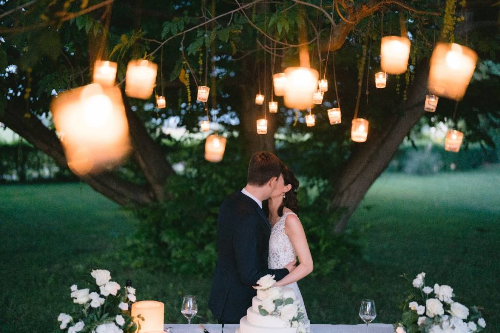 In questa foto un matrimonio all'aperto a Villa Ormaneto