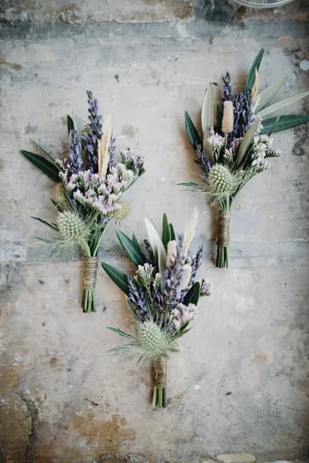 In questa foto, tre boutonnières ideate con la lavanda 