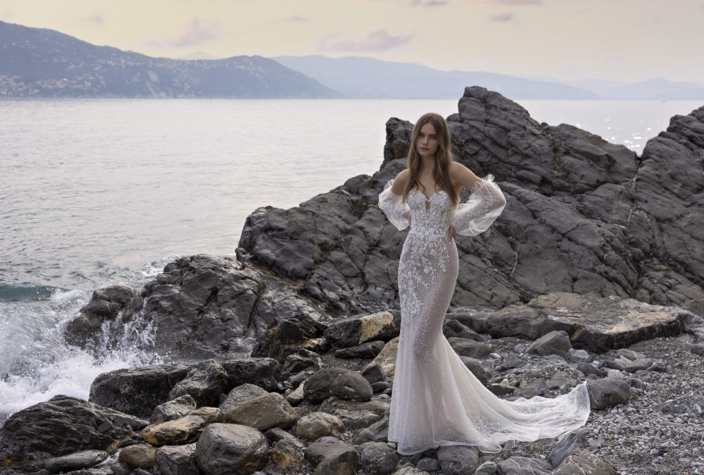 In questa immagine un modello della collezione sposa Michela Ferriero 2023 con maniche staccabili e corpetto in pizzo