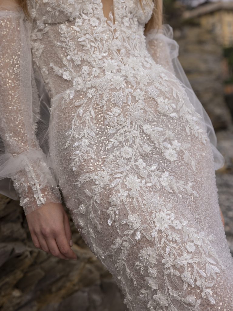In questa foto la modella indossa un abito da sposa romantico 2023 con fiori di paillettes