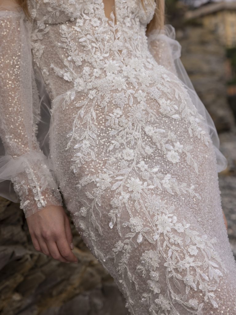 In questa foto la modella indossa un abito da sposa romantico 2023 con fiori di paillettes