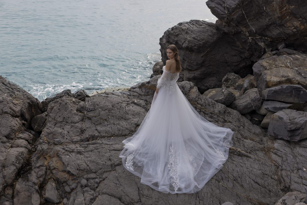 In questa immagine un modello della collezione sposa Michela Ferriero 2023