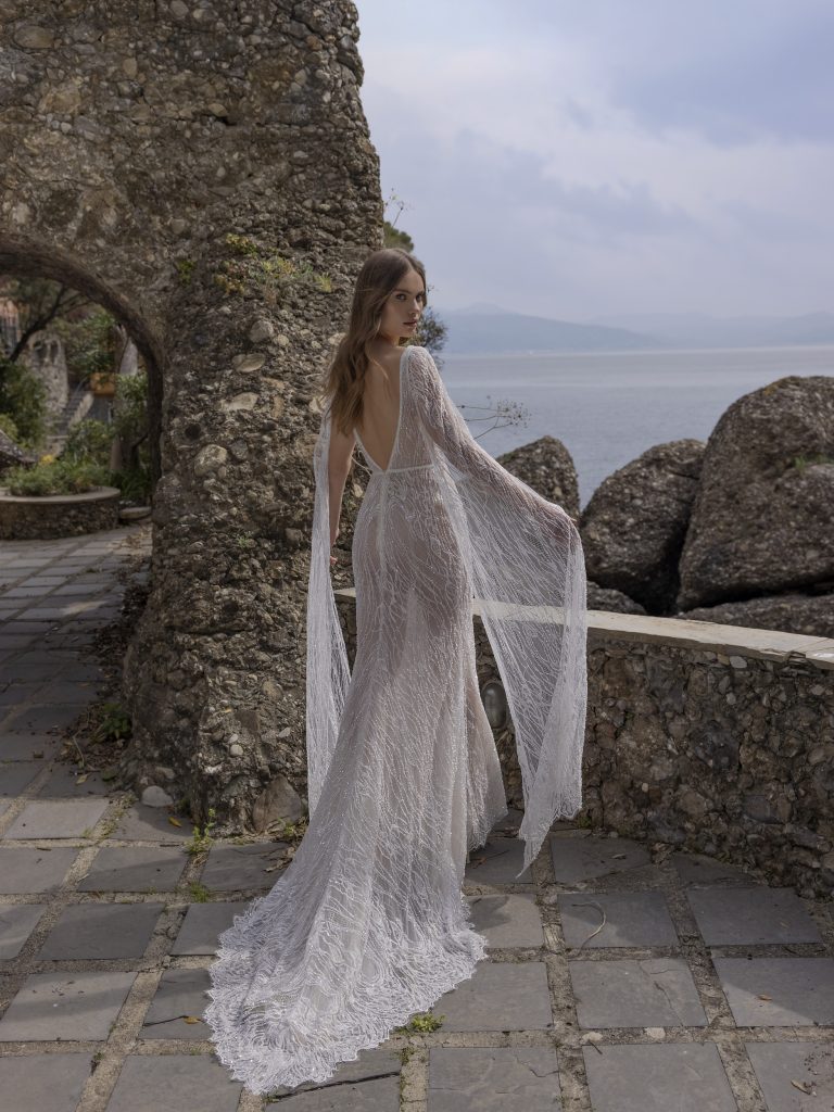 In questa immagine un modello della collezione sposa Michela Ferriero 2023