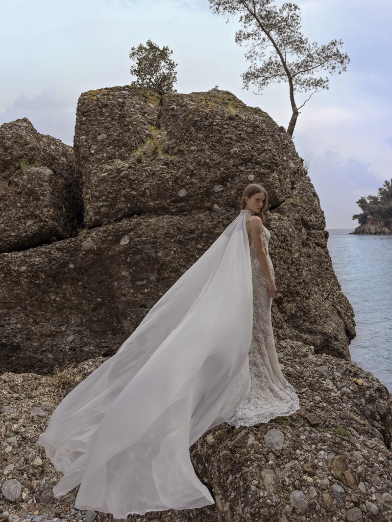 In questa immagine un abito da sposa della designer italiana
