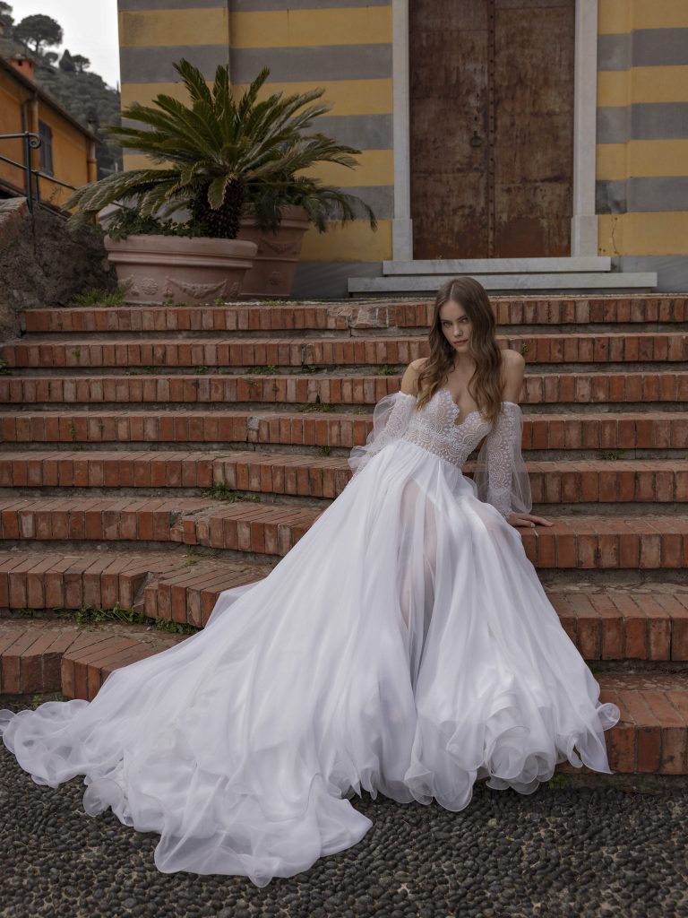 In questa immagine un modello della collezione sposa Michela Ferriero 2023 con sopragonna staccabile