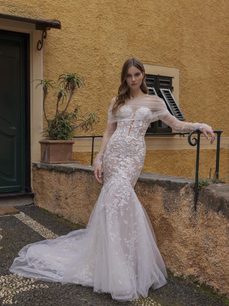 In questa immagine un modello a sirena della collezione sposa Michela Ferriero 2023