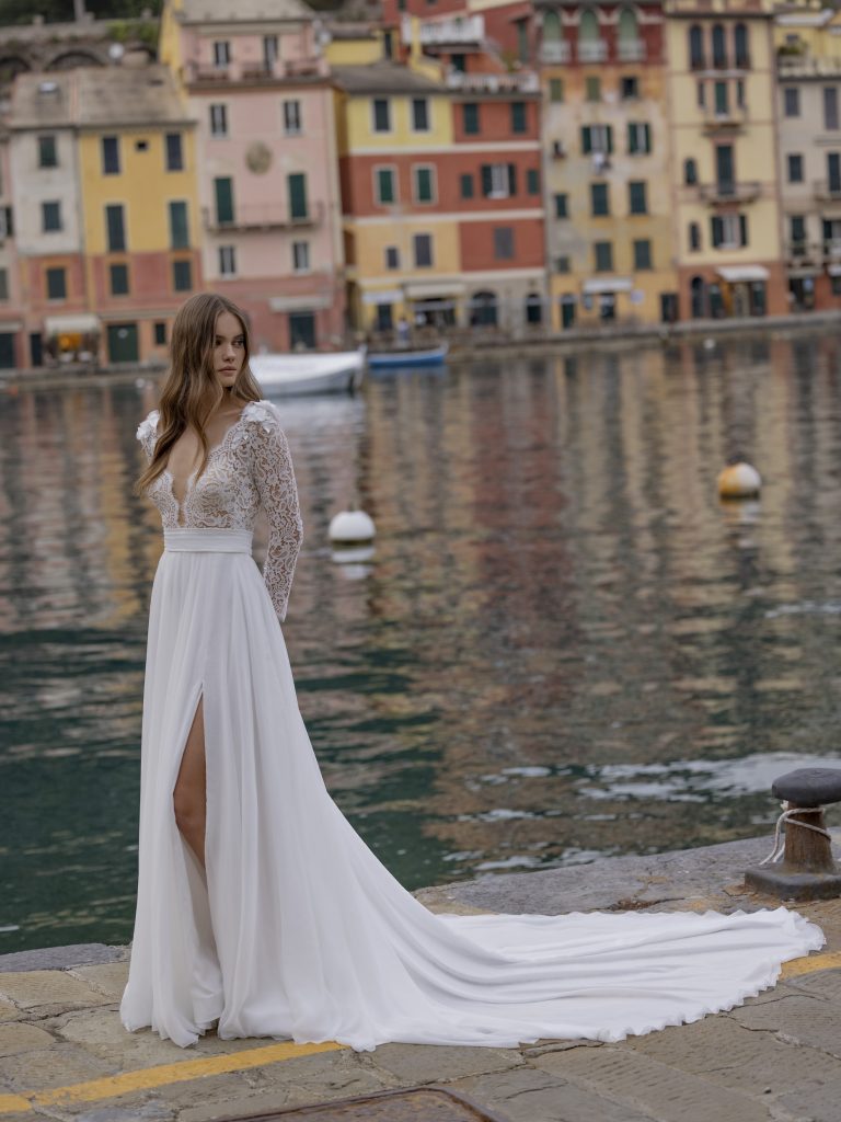 In questa immagine un modello con spacco della collezione sposa Michela Ferriero 2023 