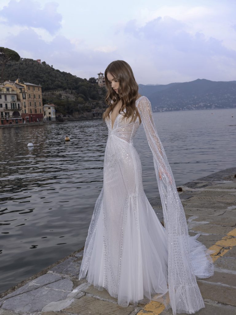 In questa immagine un abito da sposa con lunghe maniche preziose