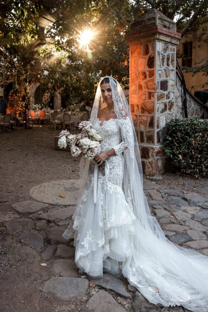 In questa foto Eleonora Boi indossa l'abito da sposa Pronovias di pizzo il giorno del suo matrimonio in Sardegna.
