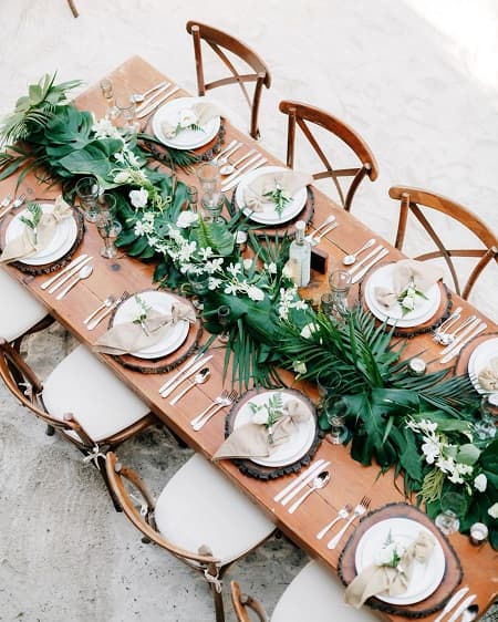 In questa foto, una mise en place nuziale allestita con fiori matrimonio tema mare