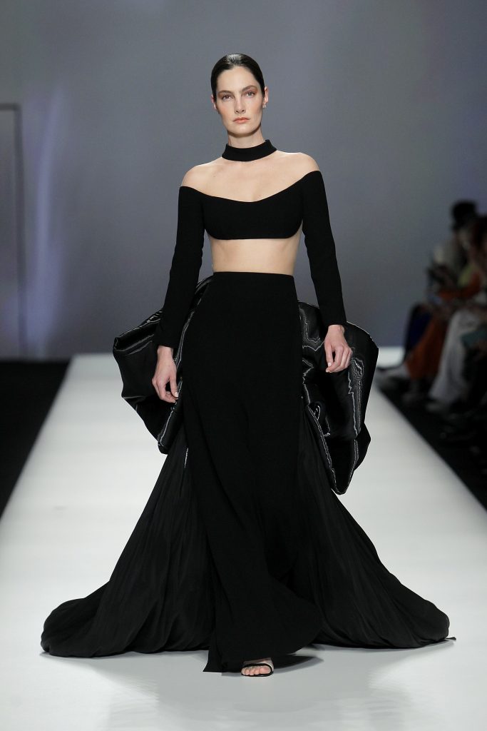 In questa foto la modella indossa un abito da sposa nero con maxi fiocco e scollo a barca.