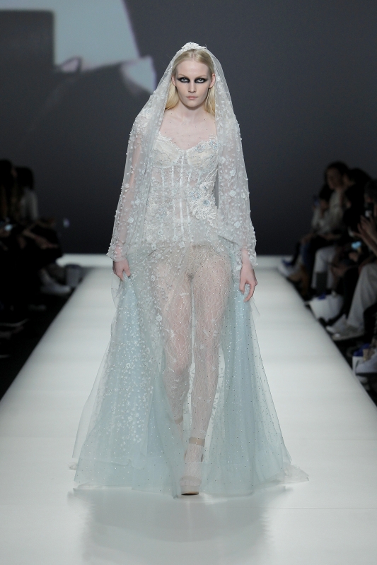 In questa foto la modella indossa un abito da sposa colorato 2023 con sfumature celesti e fiori tridimensionali.