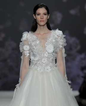 Abiti da sposa 2023 con fiori 3D, couture poetica