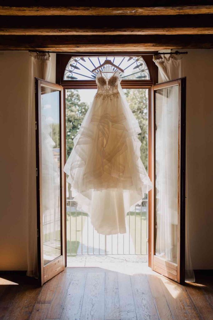 In questa foto un abito da sposa nella suite di Villa Ormaneto