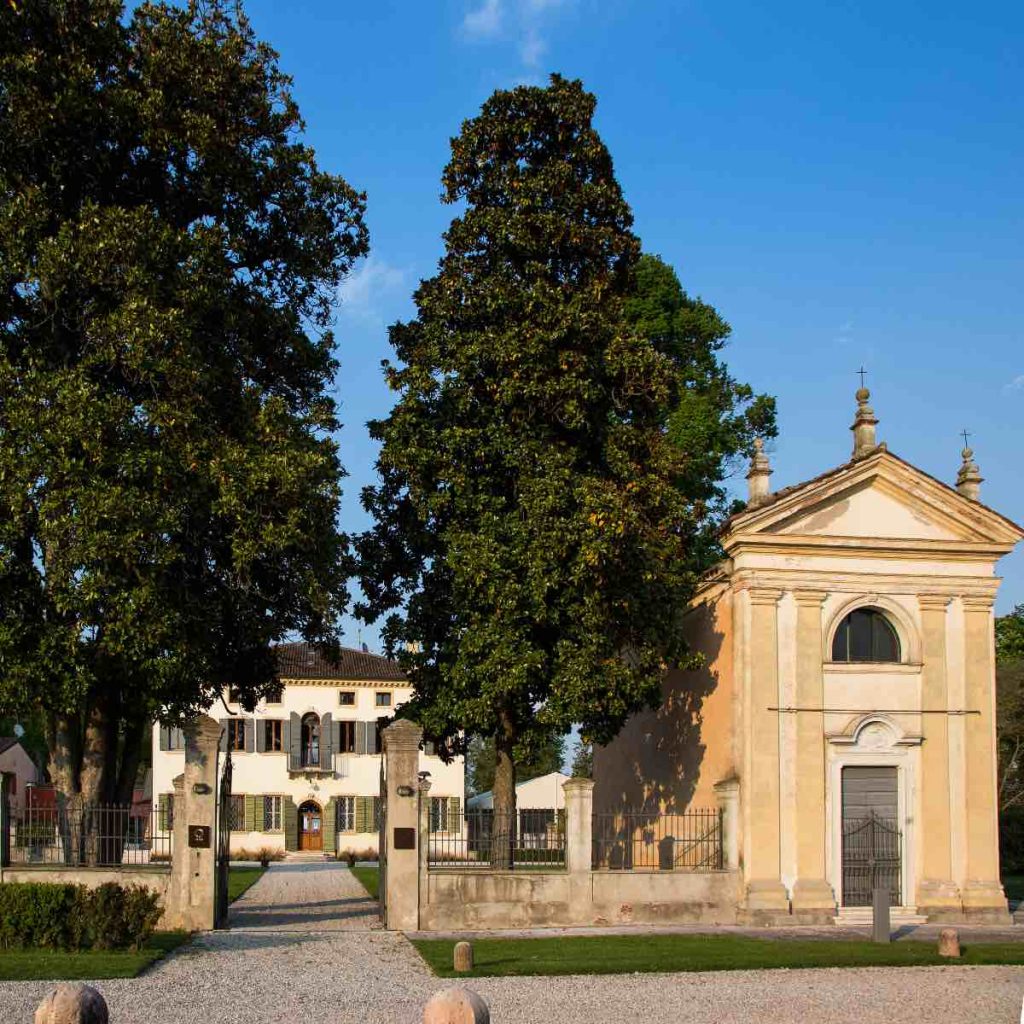 In questa foto Villa Ormaneto e la chiesetta di San Michele Arcangelo