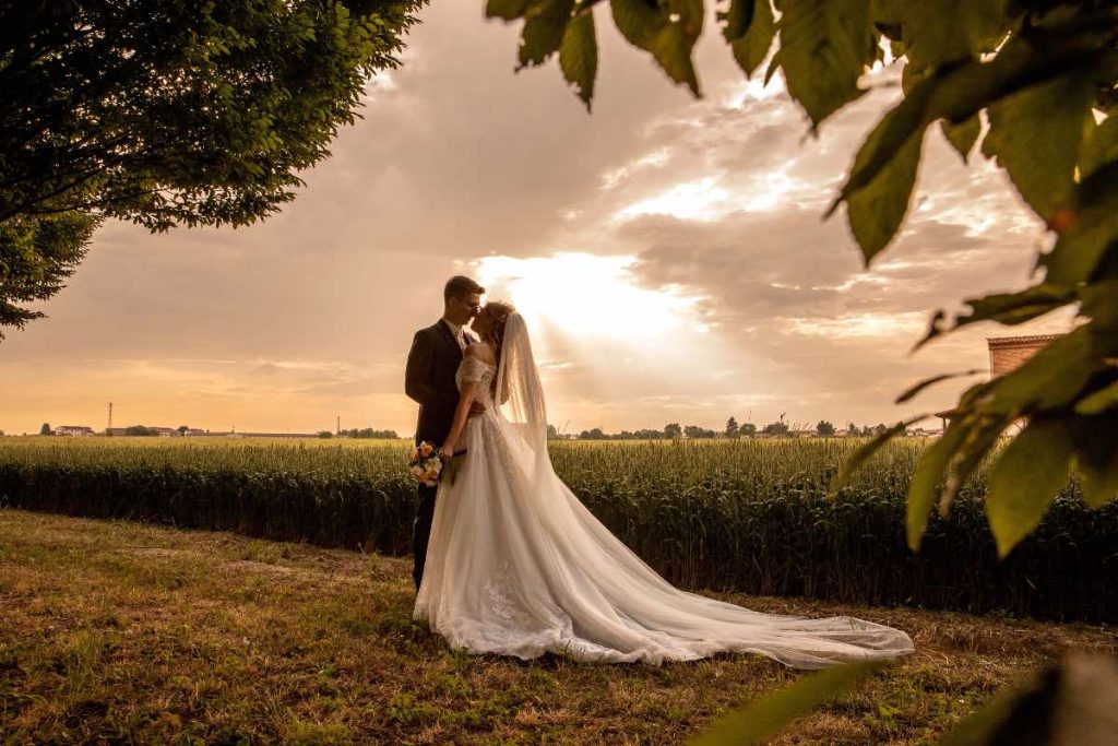 In questa foto un matrimonio nella natura di Villa Ormaneto