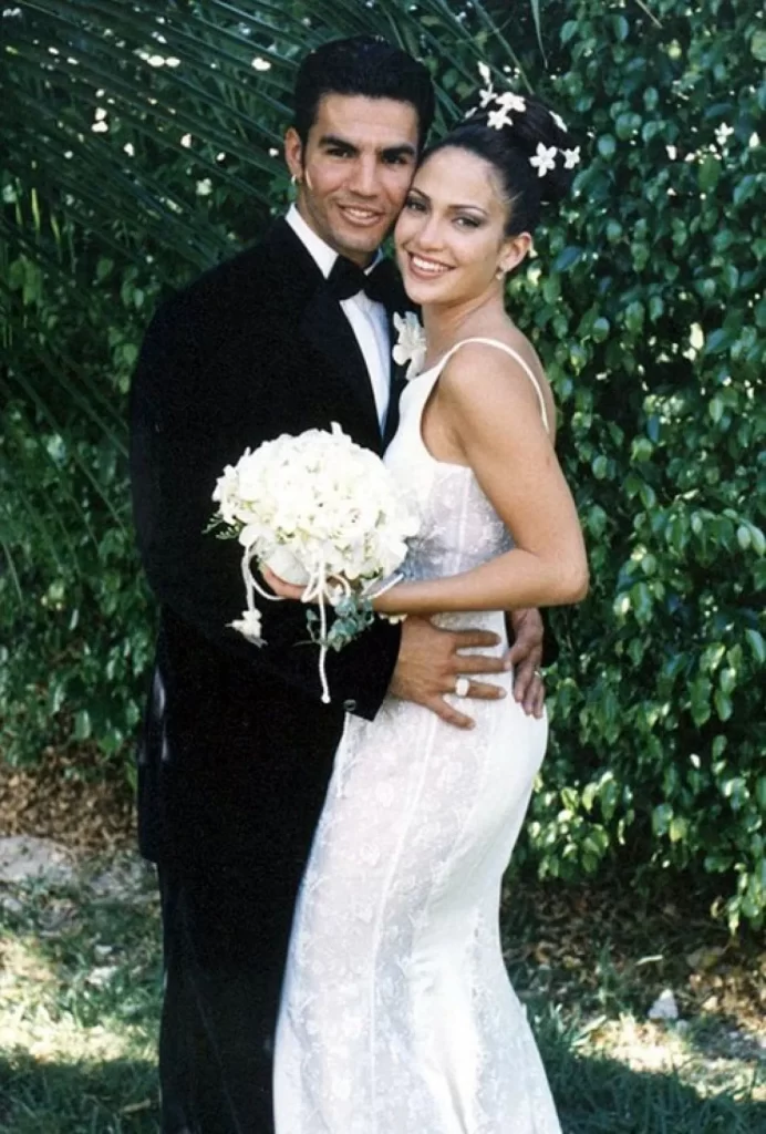 In questa foto Jennifer Lopez indossa un abito da sposa aderente con ricami floreali.
