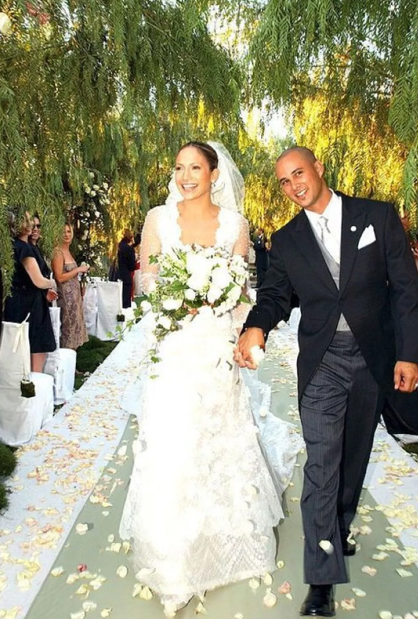 In questa foto Jennifer Lopez indossa un abito da sposa di pizzo.