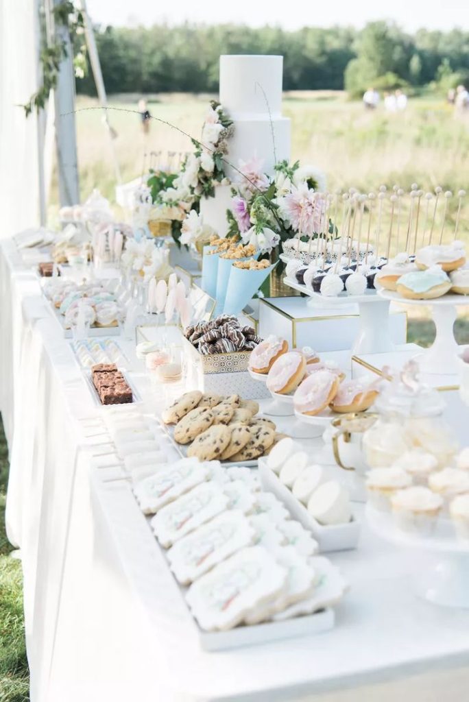 In questa foto idee per matrimonio intrattenimento: Candy bar con caramelle e dolci nei toni del bianco