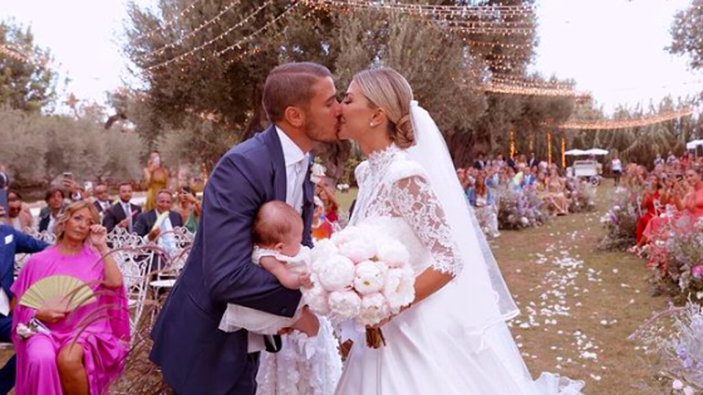 In questa foto Sabrina Ghio e Carlo Negri con la figlia durante il loro matrimonio.