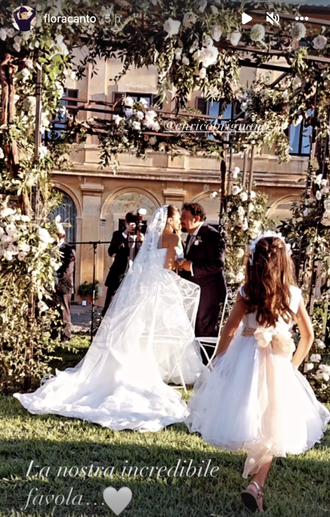 In questa immagine Enrico Brignano e Flora Canto si baciano dopo il sì.