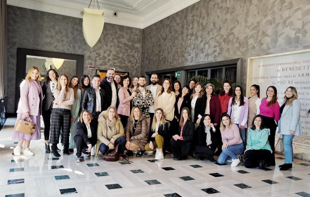 In questa foto Roberta Torresan con gli allievi della scorsa edizione del corso Wedding Planning Principles